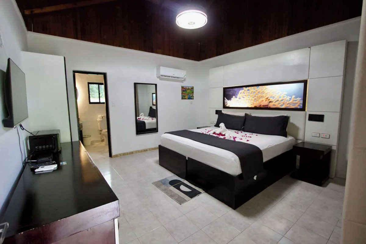 Queen bed in the Signature Single Room